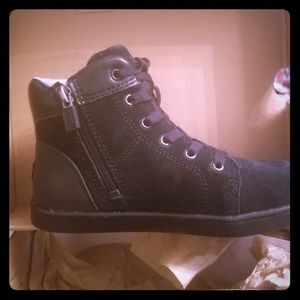 Ugg short boots (big kid)